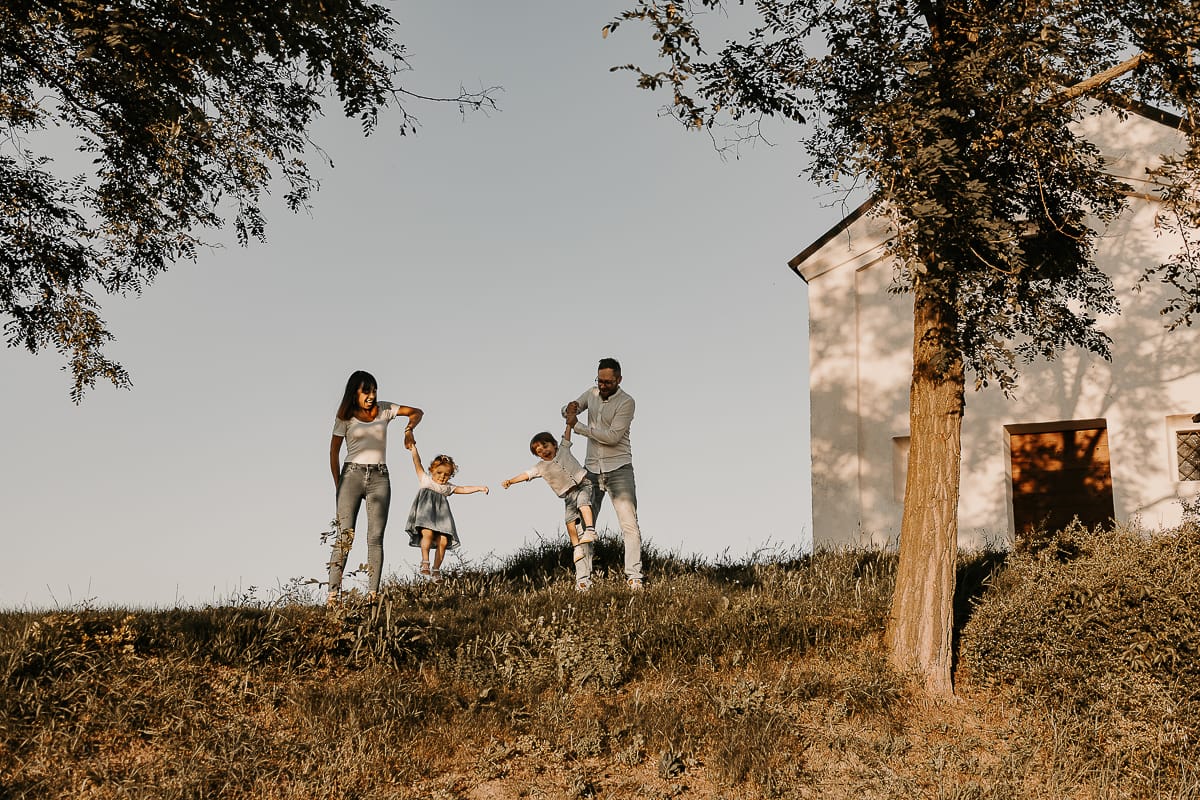 Ilenia e Filippo giocano con i figli Edo e Camilla.