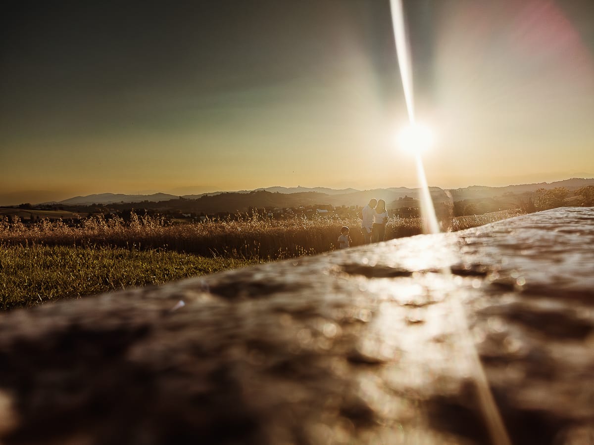 Fotografia di famiglia al tramonto. Tramonto ripreso dal drone
