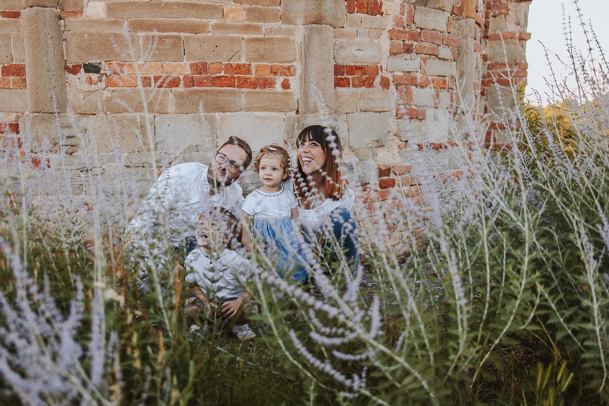 Foto di Famiglia al Tramonto: Ilenia, Filippo, Edoardo e Camilla a Mombello di Torino. la famiglia davanti alla chiesa di san Lorenzo guarda il drone.