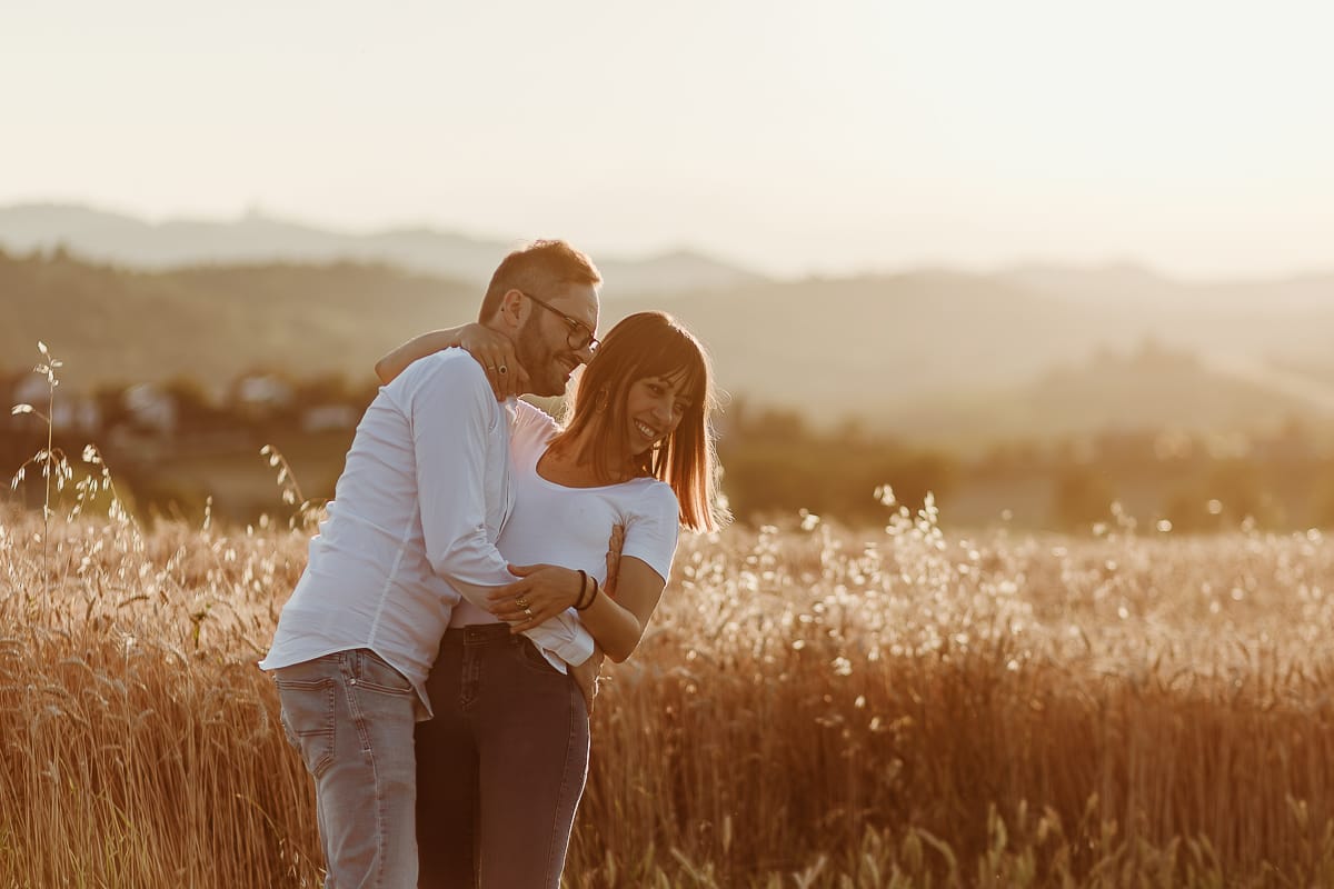 Fotografia di famiglia al tramonto. Ritratto dei genitori