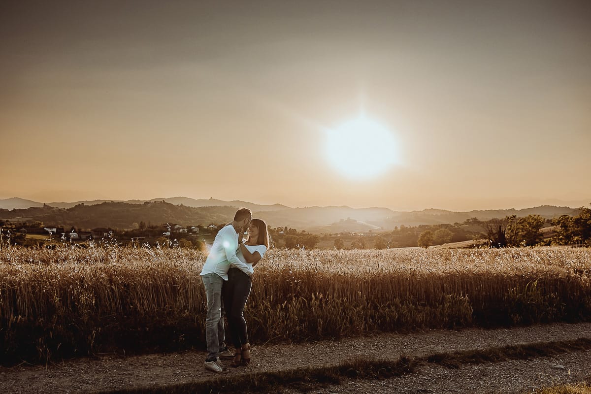Fotografia di famiglia al tramonto. Ritratto di coppia dei genitori con la splendida luce del tramonto