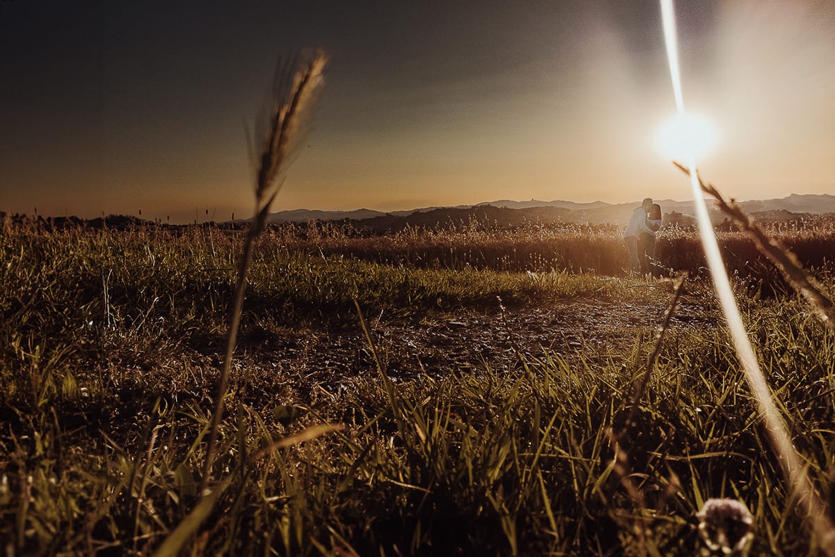 Fotografia di famiglia al tramonto. Ritratto di coppia dei genitori con la splendida luce del tramonto