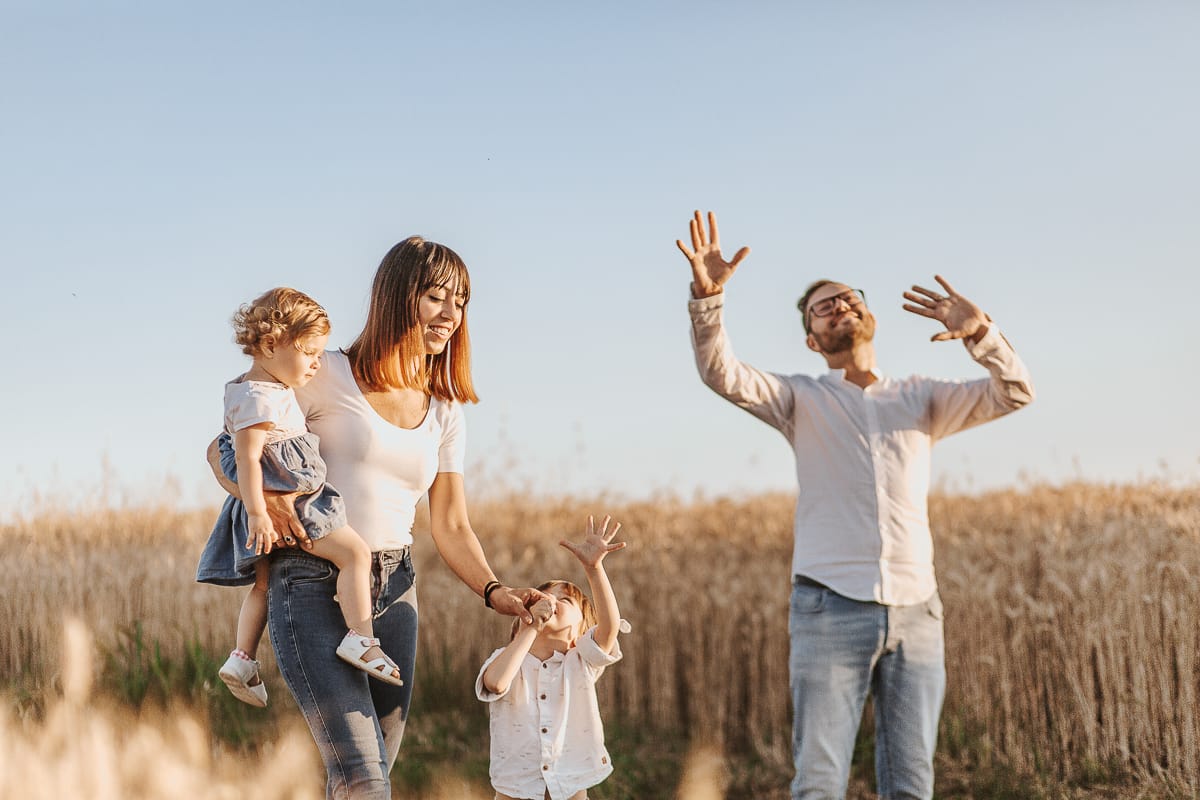 Un ritratto di famiglia al tramonto: Ilenia, Filippo, Edo e Camilla, uniti dal loro amore.