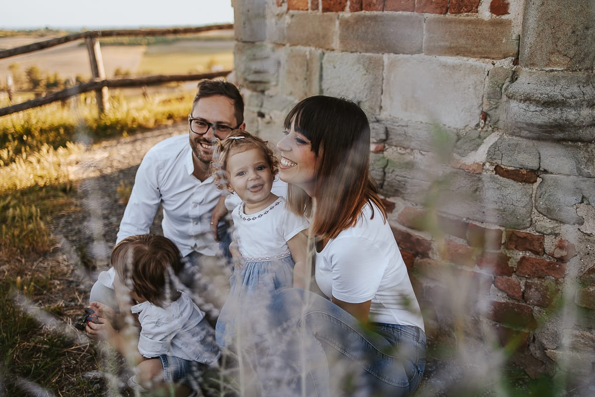 Foto di Famiglia al Tramonto: Ilenia, Filippo, Edoardo e Camilla a Mombello di Torino. la famiglia davanti alla chiesa di san Lorenzo guarda il drone.