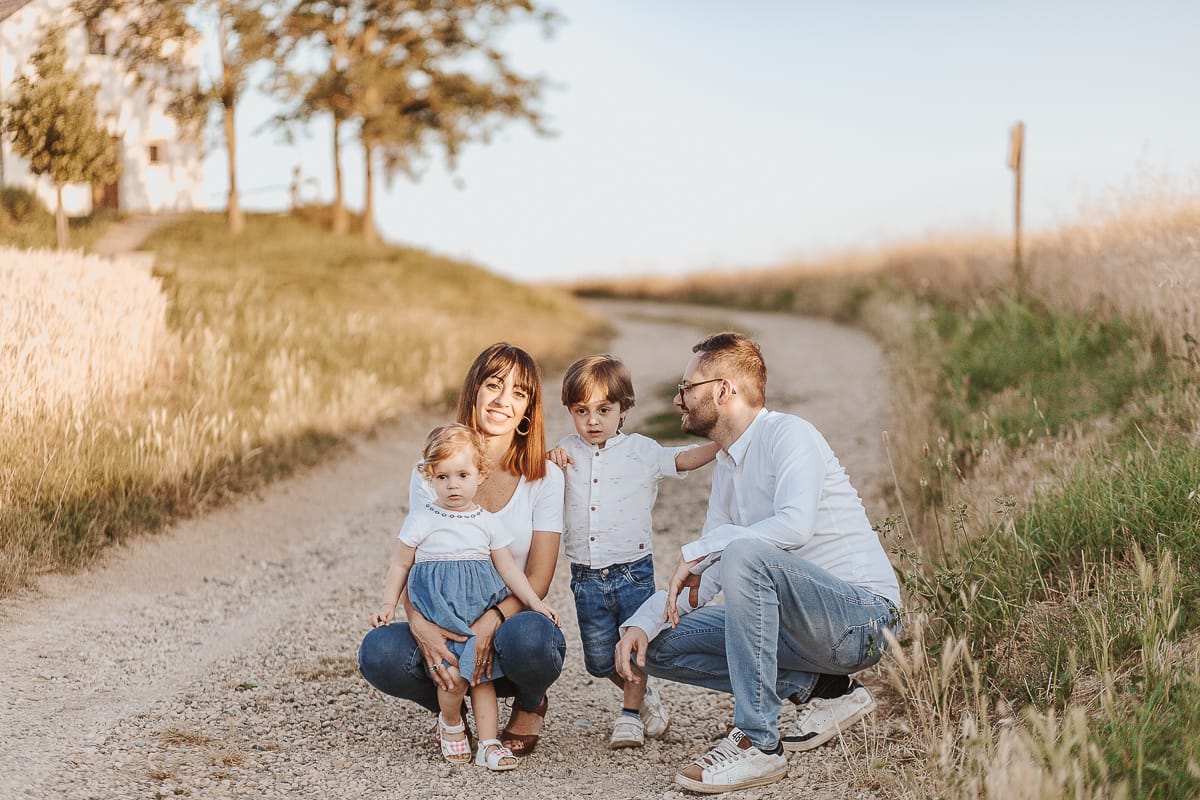 Un ritratto di famiglia al tramonto: Ilenia, Filippo, Edo e Camilla, uniti dal loro amore.