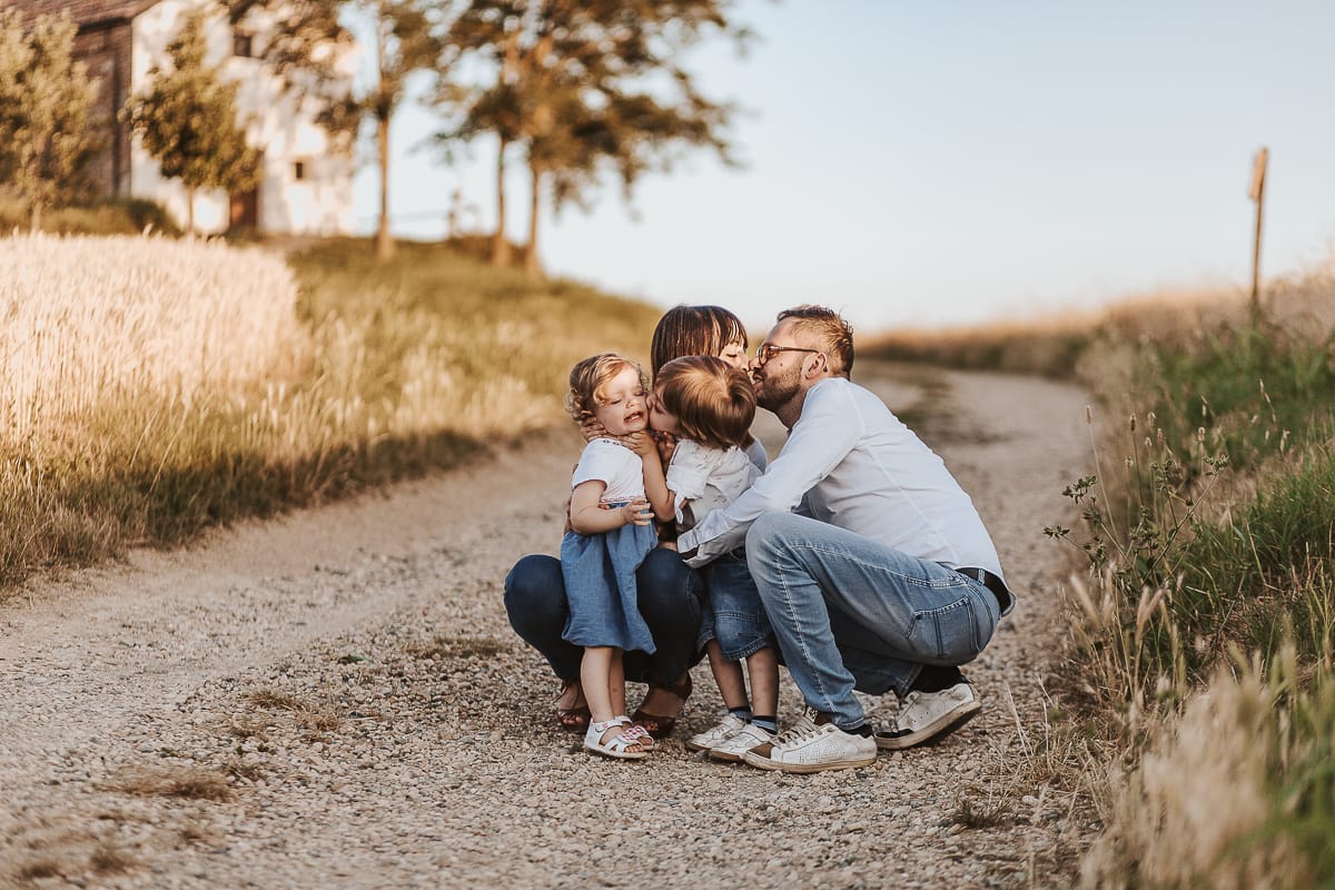 Un ritratto di famiglia al tramonto: Ilenia, Filippo, Edo e Camilla, uniti dal loro amore.