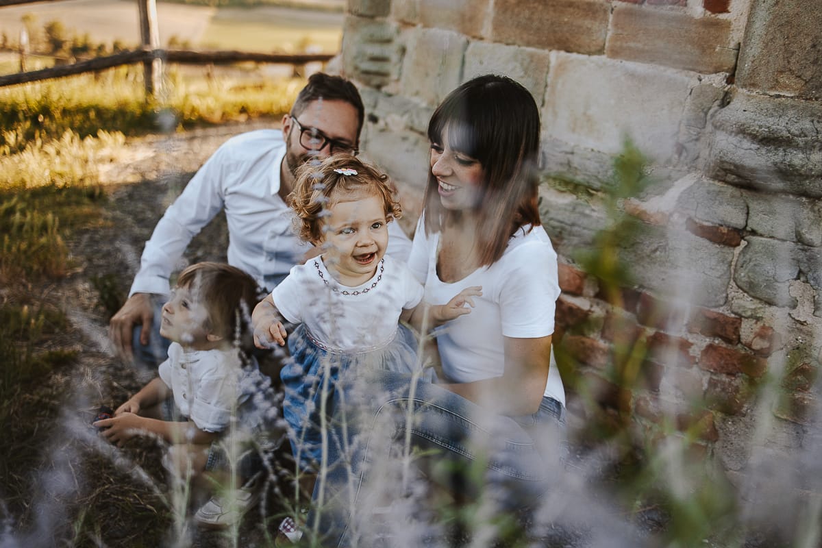 Foto di Famiglia al Tramonto: Ilenia, Filippo, Edoardo e Camilla a Mombello di Torino. la famiglia davanti alla chiesa di san Lorenzo guarda il drone.