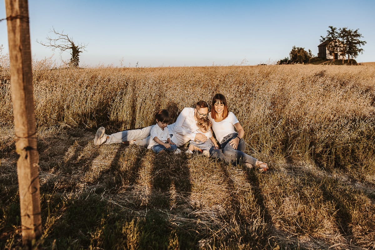 Un ritratto di famiglia al tramonto: Ilenia, Filippo, Edo e Camilla, uniti dal loro amore.