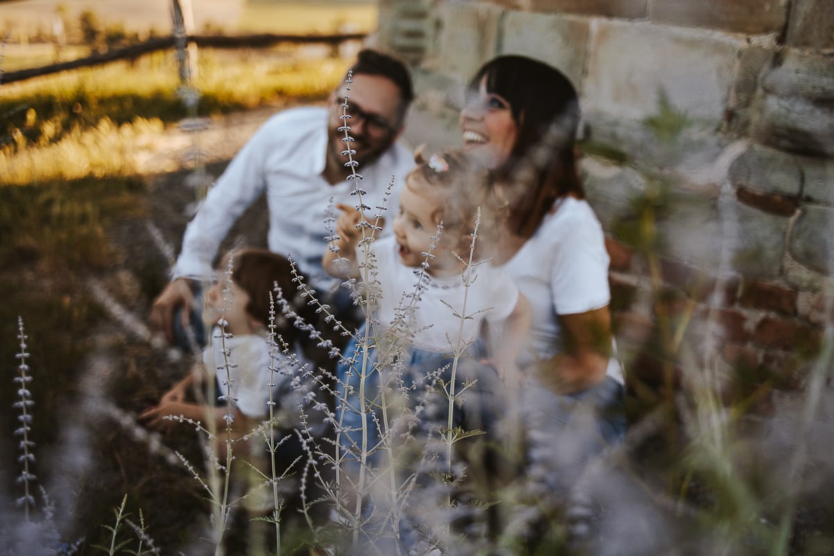 Foto di Famiglia al Tramonto: Ilenia, Filippo, Edoardo e Camilla a Mombello di Torino. la famiglia davanti alla chiesa di san Lorenzo guarda il drone.
