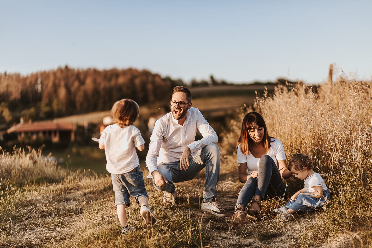 Un ritratto di famiglia al tramonto: Ilenia, Filippo, Edo e Camilla, uniti dal loro amore.