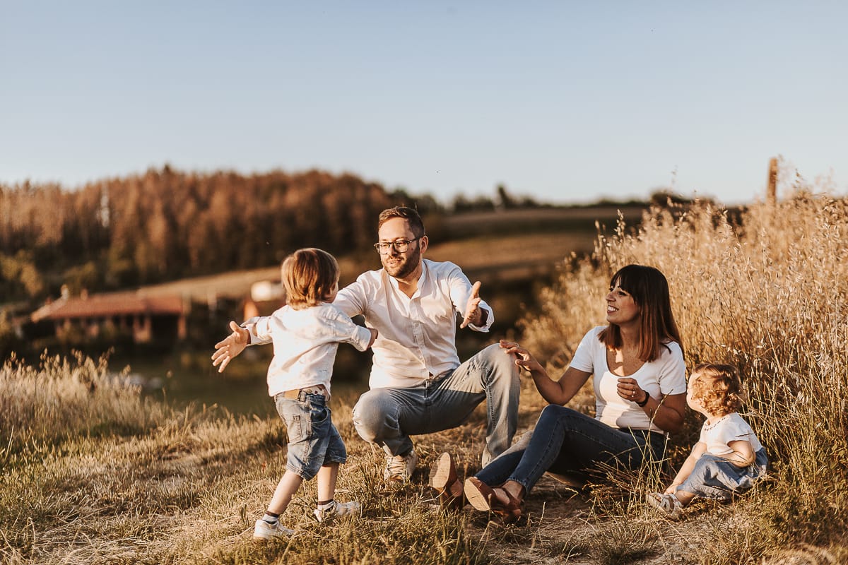 Un ritratto di famiglia al tramonto: Ilenia, Filippo, Edo e Camilla, uniti dal loro amore.