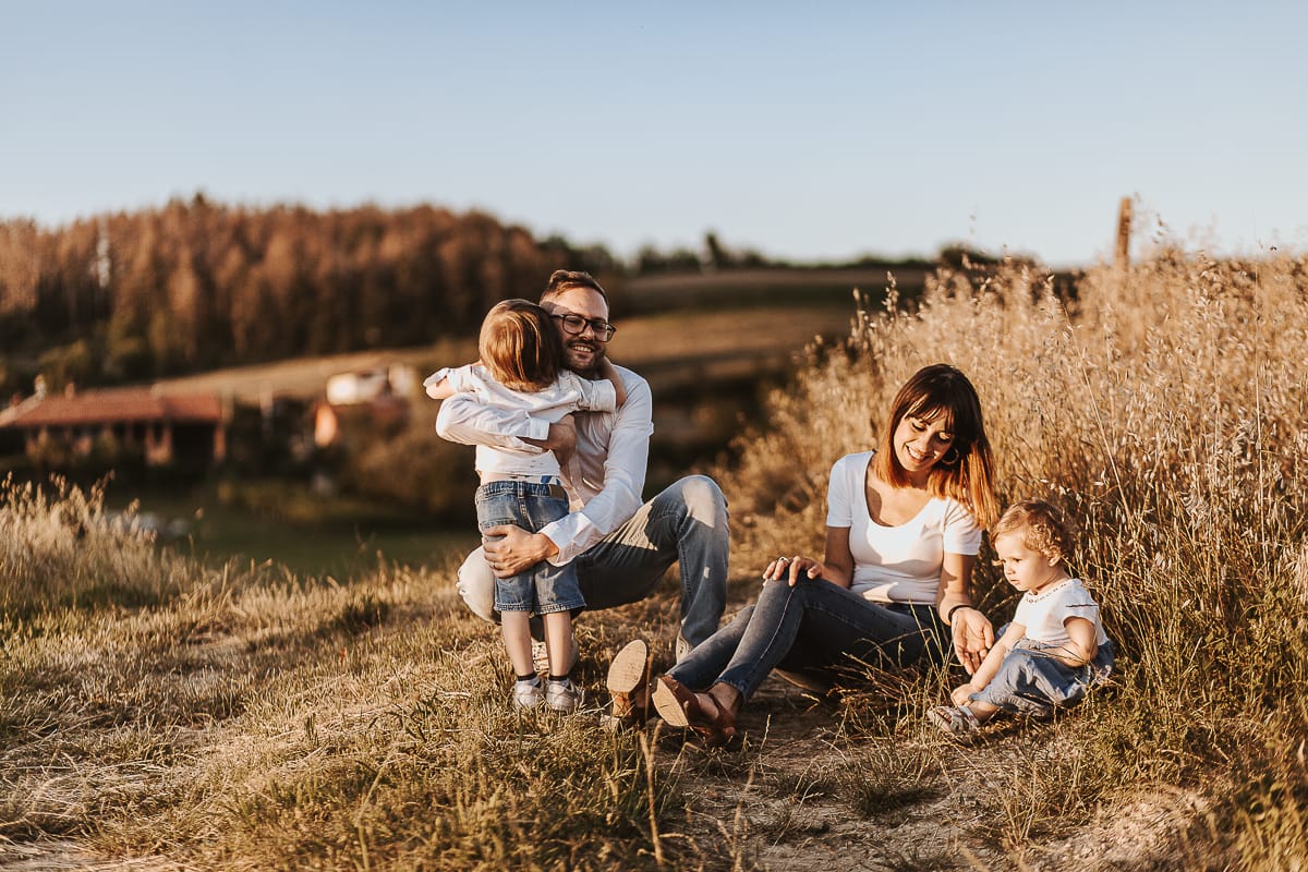 Un ritratto di famiglia al tramonto: Ilenia, Filippo, Edo e Camilla, uniti dal loro amore.