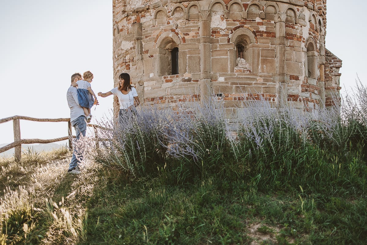 Fotografia di famiglia al tramonto.