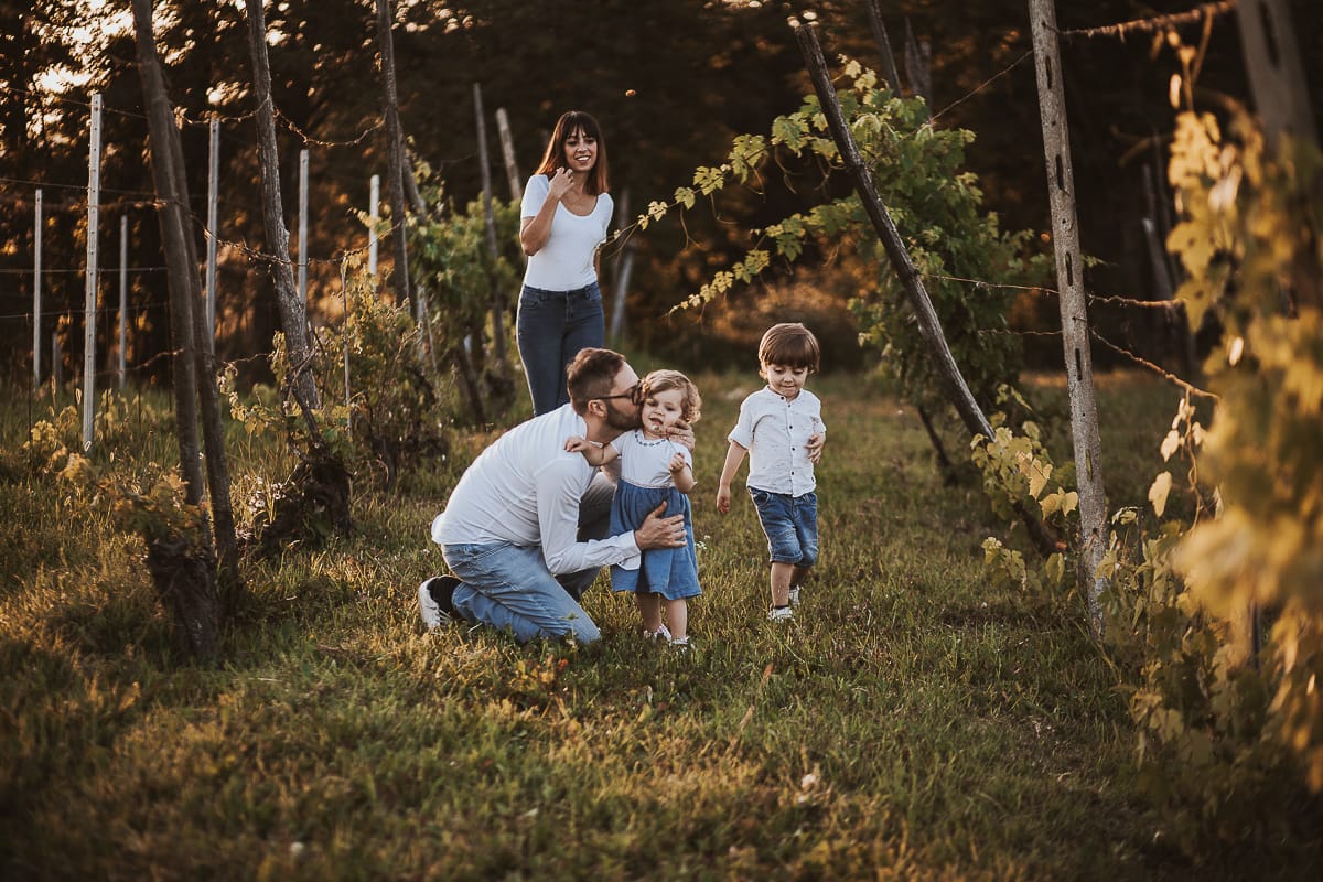 Un ritratto di famiglia al tramonto: Ilenia, Filippo, Edo e Camilla, uniti dal loro amore.