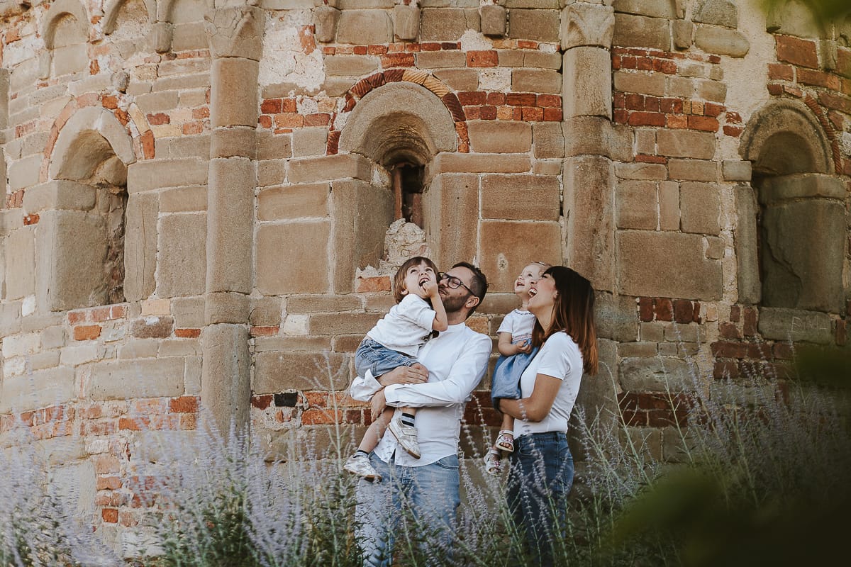 Foto di Famiglia al Tramonto: Ilenia, Filippo, Edoardo e Camilla a Mombello di Torino. la famiglia davanti alla chiesa di san Lorenzo guarda il drone.