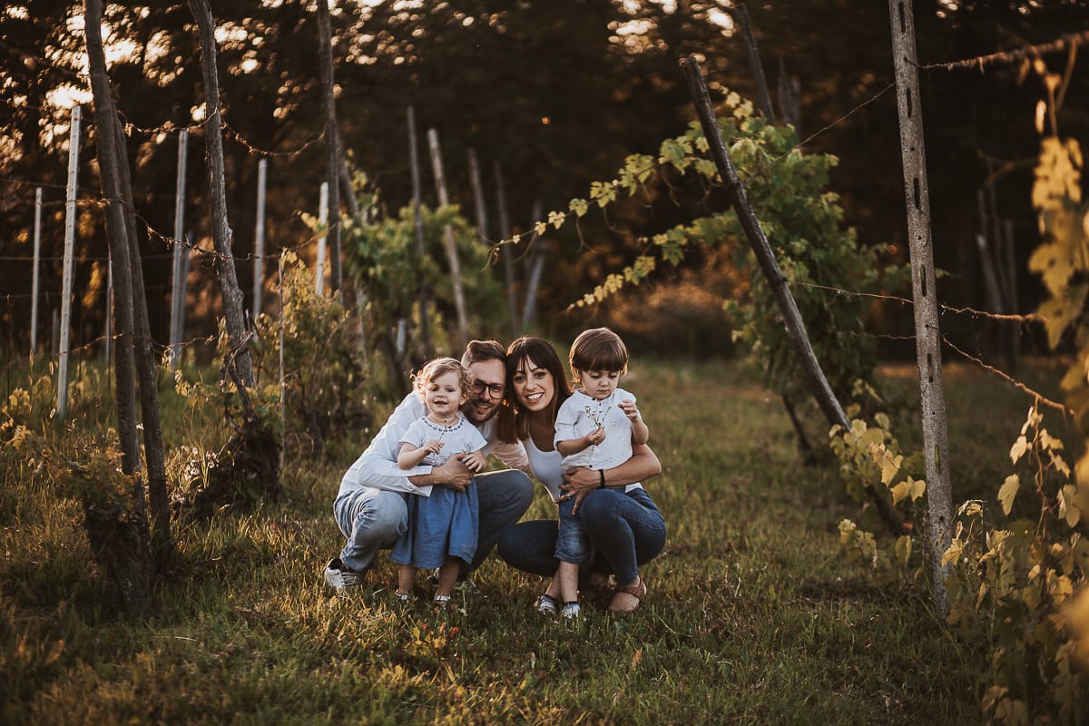 Un ritratto di famiglia al tramonto: Ilenia, Filippo, Edo e Camilla, uniti dal loro amore.