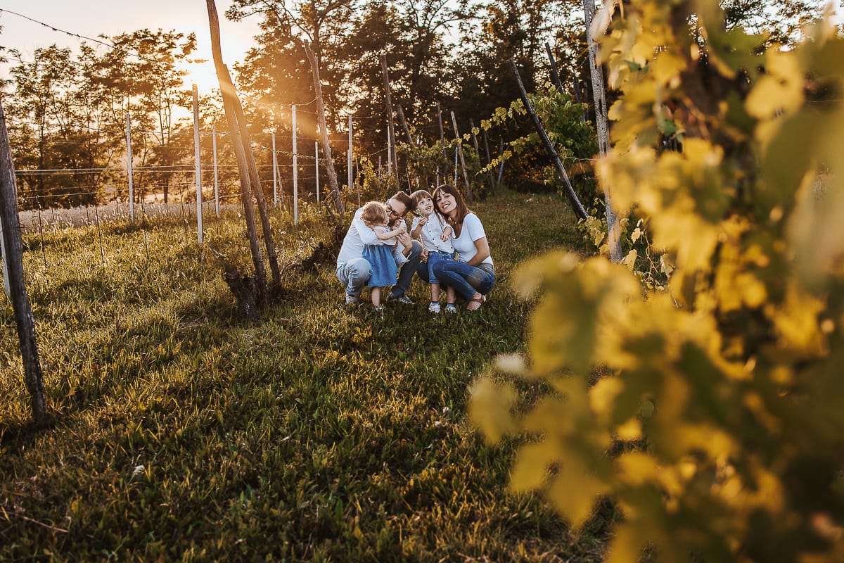 Un ritratto di famiglia al tramonto: Ilenia, Filippo, Edo e Camilla, uniti dal loro amore.