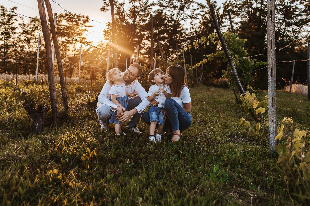 Un ritratto di famiglia al tramonto: Ilenia, Filippo, Edo e Camilla, uniti dal loro amore.