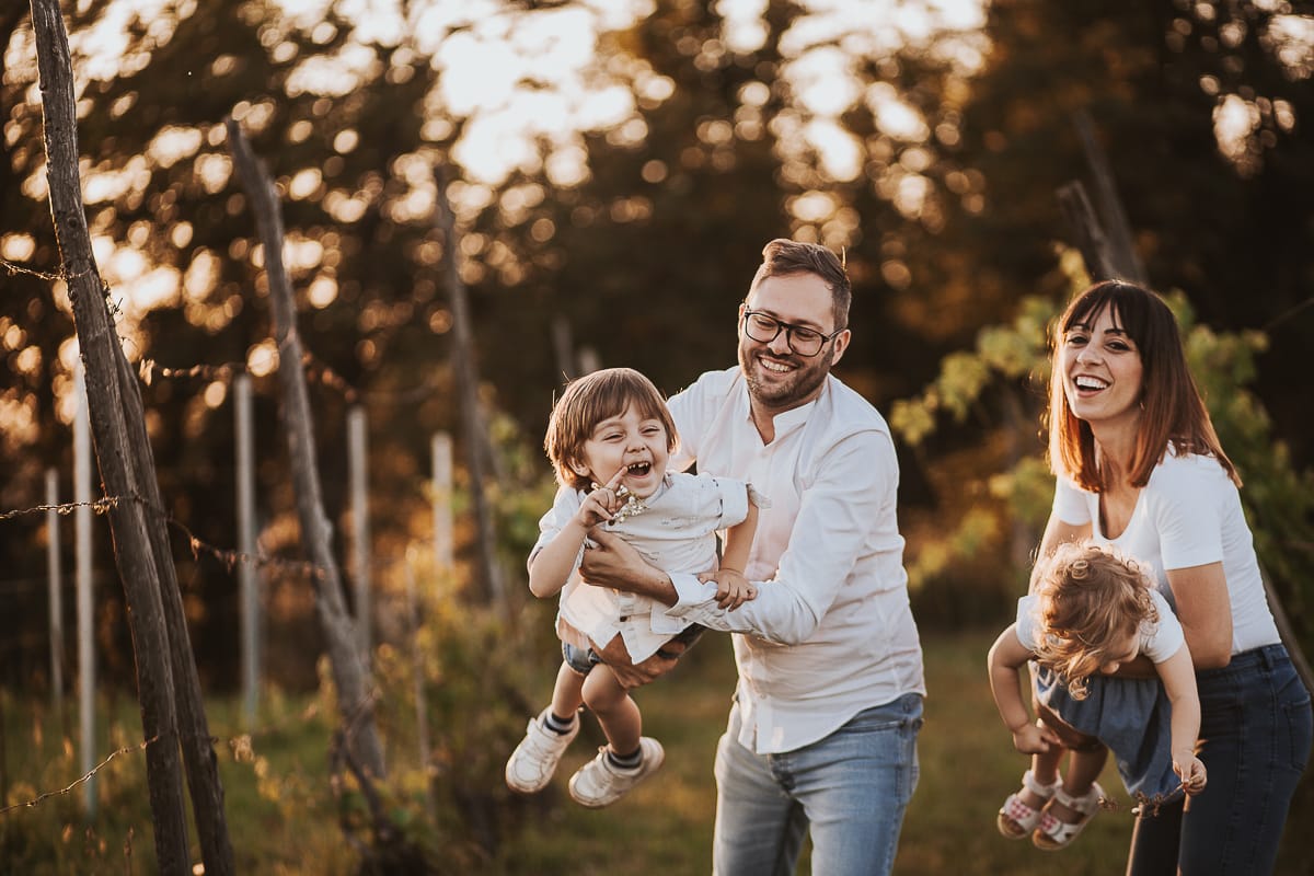 Un ritratto di famiglia al tramonto: Ilenia, Filippo, Edo e Camilla, uniti dal loro amore. I genitori fanno volare i bambini