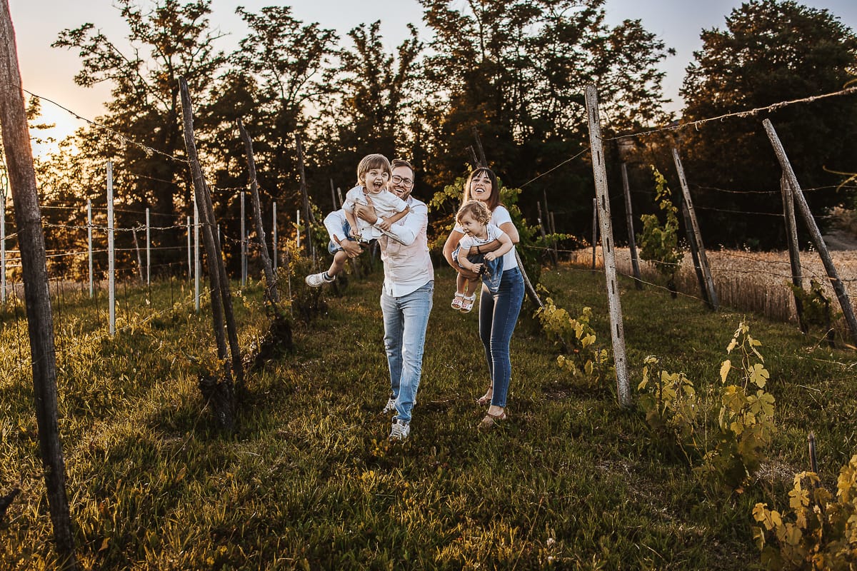 Un ritratto di famiglia al tramonto: Ilenia, Filippo, Edo e Camilla, uniti dal loro amore. I genitori fanno volare i bambini