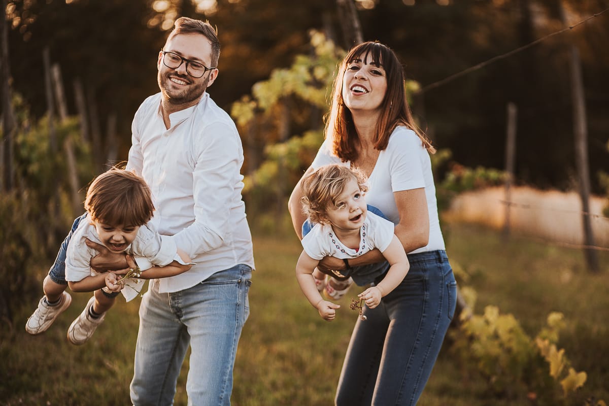Un ritratto di famiglia al tramonto: Ilenia, Filippo, Edo e Camilla, uniti dal loro amore. I genitori fanno volare i bambini