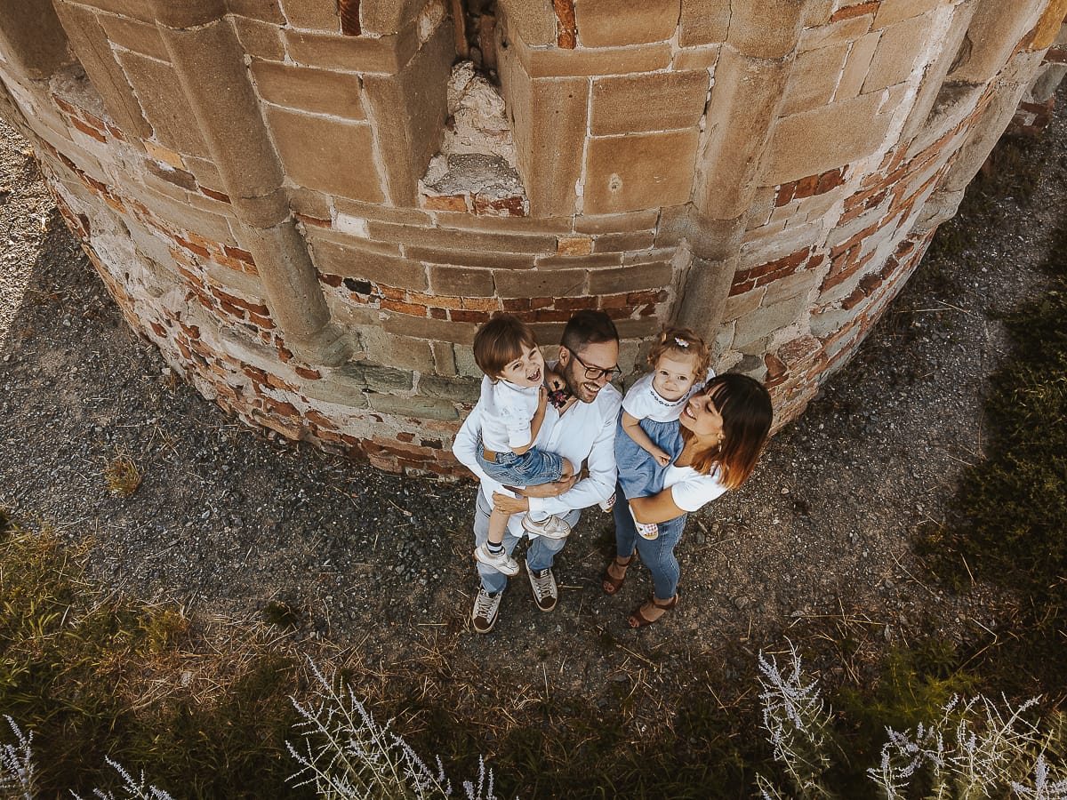 Foto di Famiglia al Tramonto: Ilenia, Filippo, Edoardo e Camilla a Mombello di Torino. la famiglia davanti alla chiesa di san Lorenzo guarda il drone. Foto ripresa dal drone