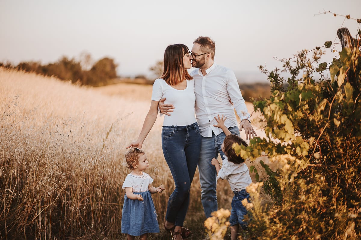 Un ritratto di famiglia al tramonto: Ilenia, Filippo, Edo e Camilla, uniti dal loro amore.