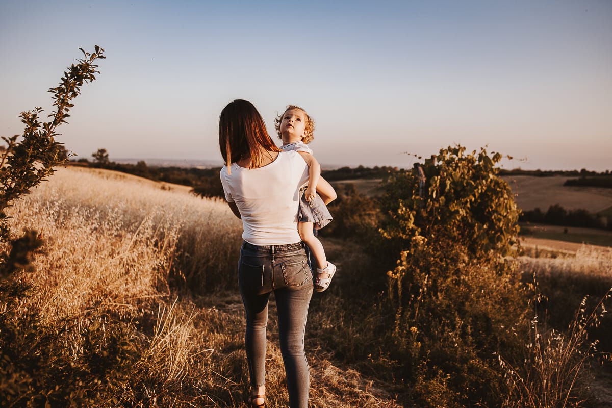 Fotografia di famiglia al tramonto.