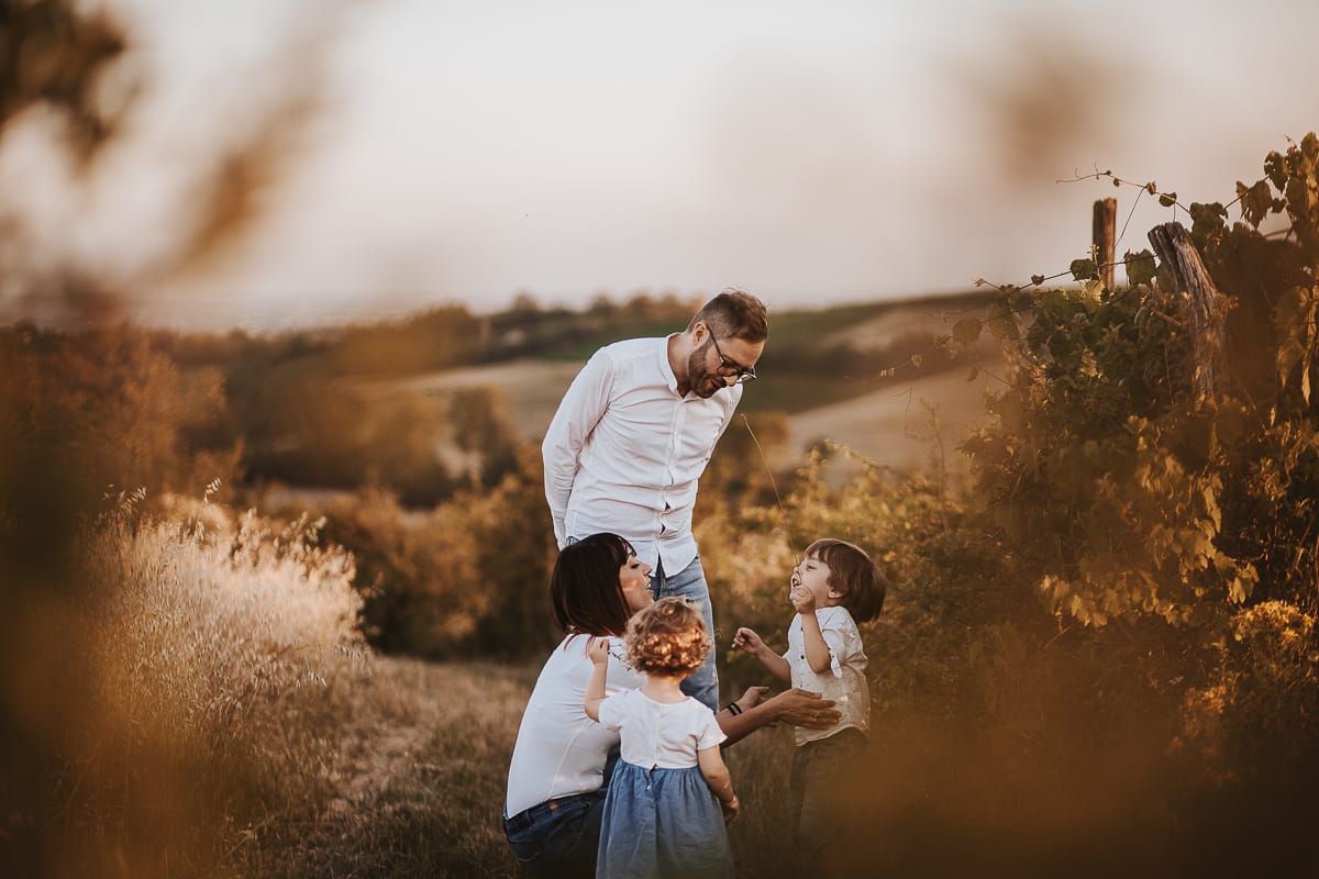 Un ritratto di famiglia al tramonto: Ilenia, Filippo, Edo e Camilla, uniti dal loro amore.