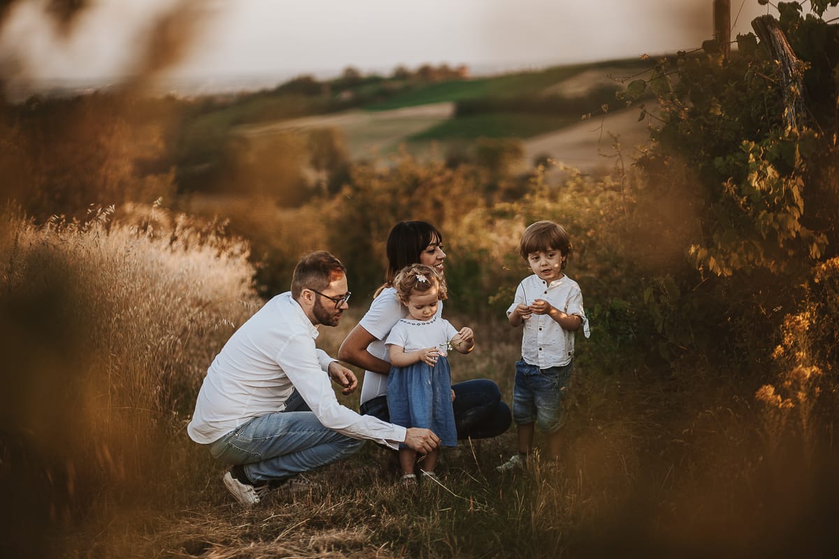 Un ritratto di famiglia al tramonto: Ilenia, Filippo, Edo e Camilla, uniti dal loro amore.