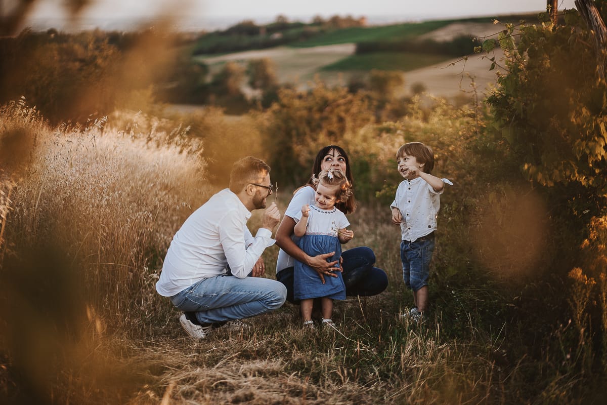 Un ritratto di famiglia al tramonto: Ilenia, Filippo, Edo e Camilla, uniti dal loro amore.