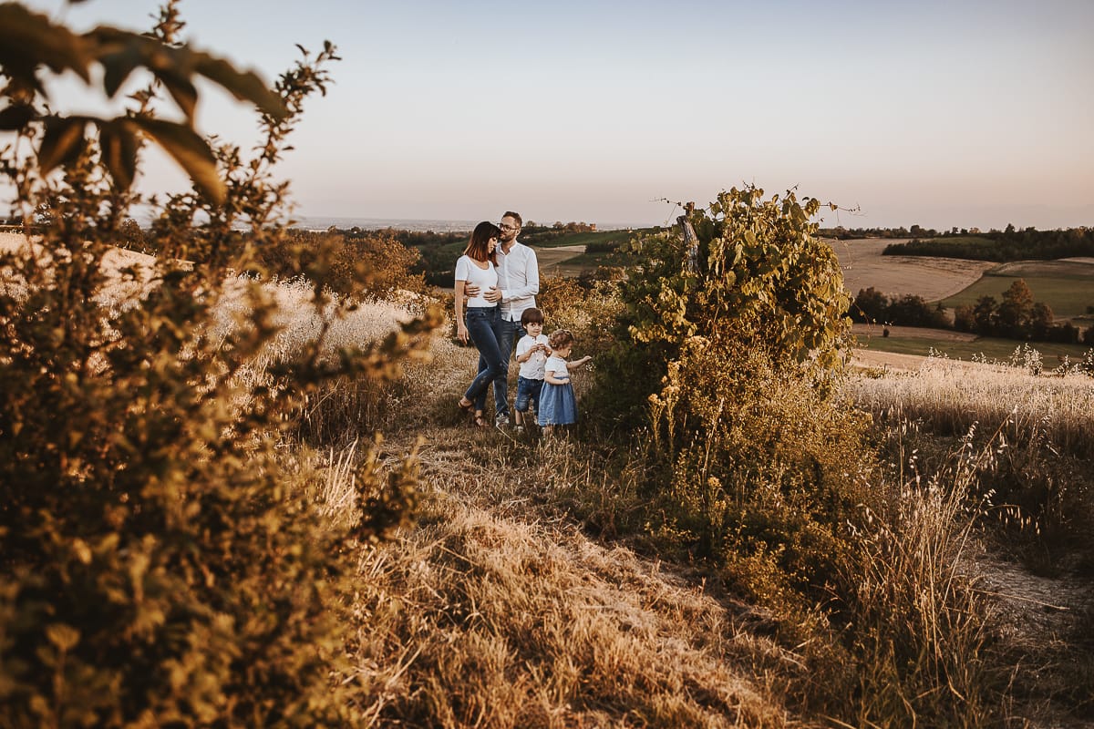 Un ritratto di famiglia al tramonto: Ilenia, Filippo, Edo e Camilla, uniti dal loro amore.