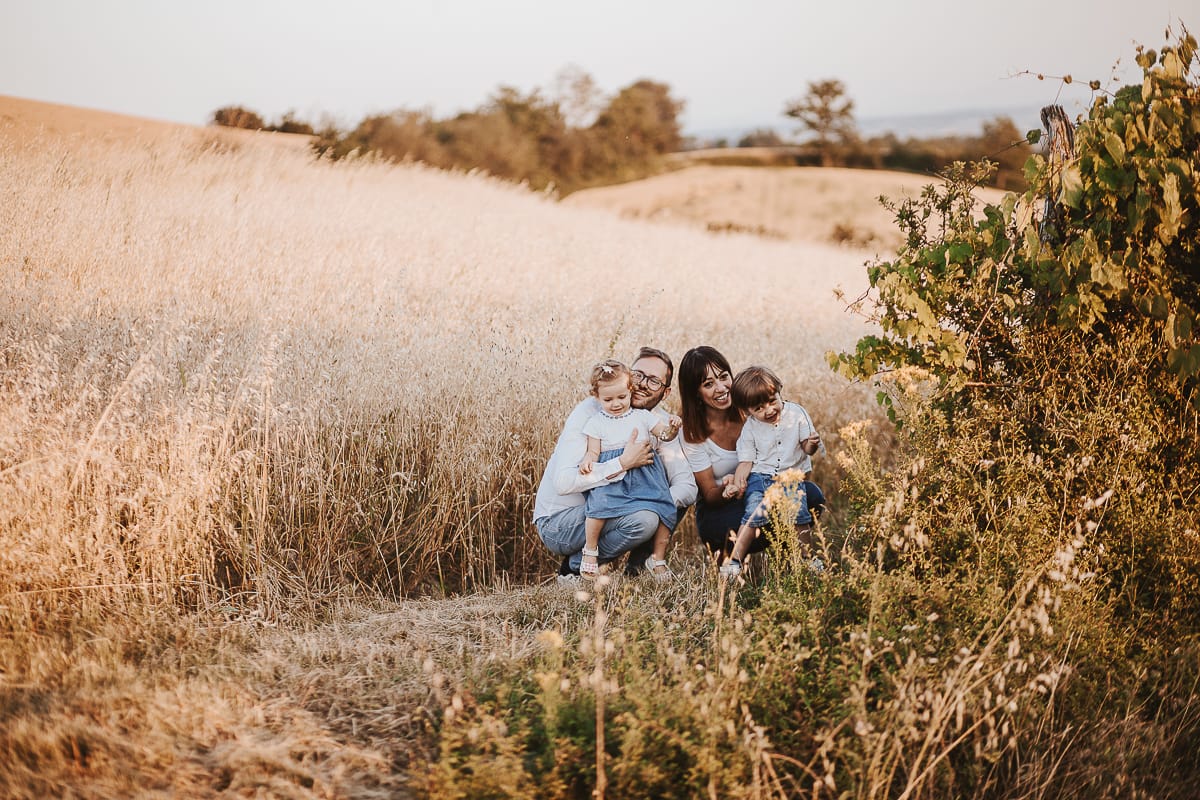 Un ritratto di famiglia al tramonto: Ilenia, Filippo, Edo e Camilla, uniti dal loro amore.