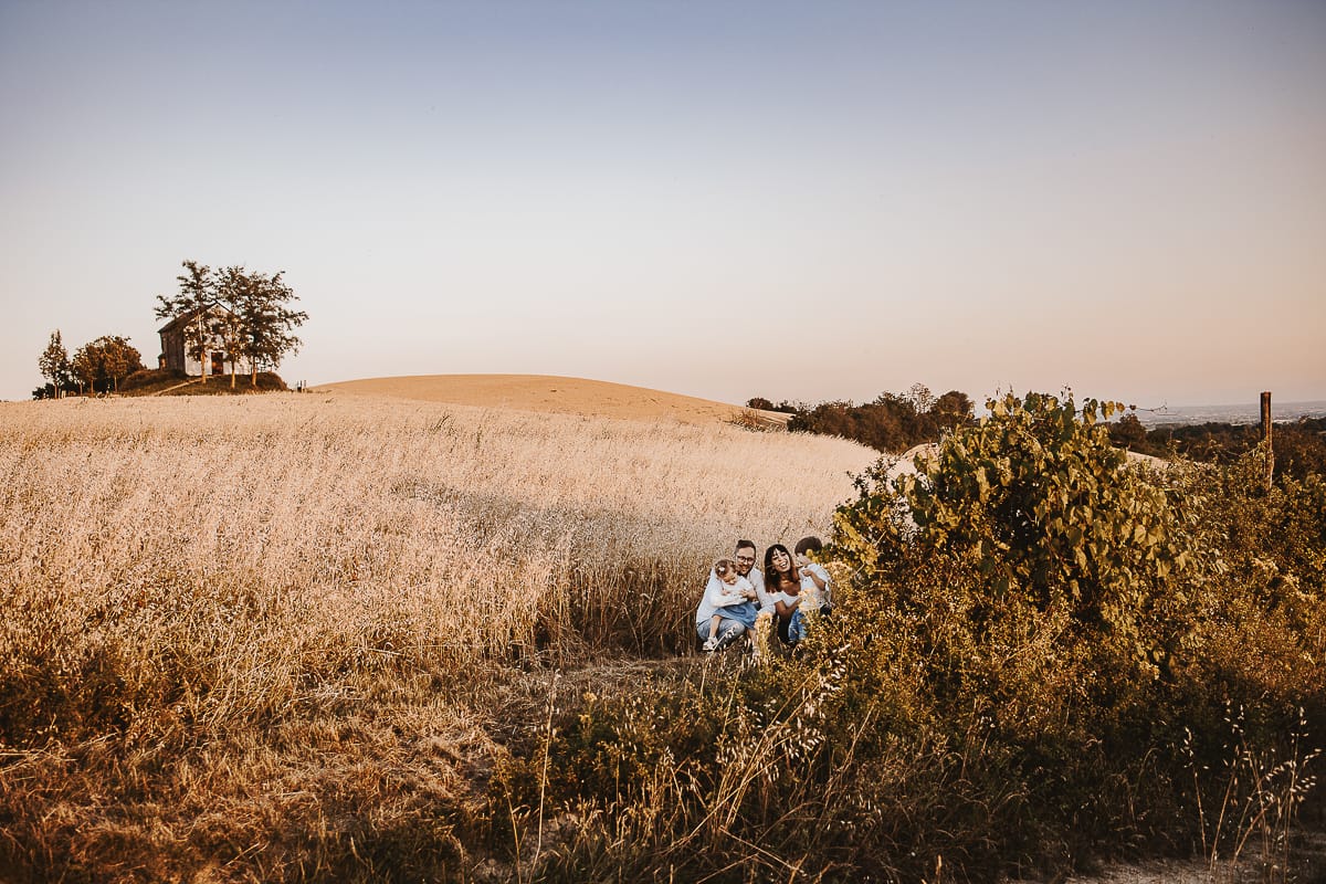 Un ritratto di famiglia al tramonto: Ilenia, Filippo, Edo e Camilla, uniti dal loro amore.