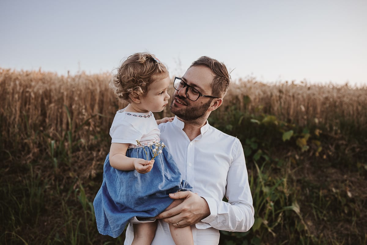 Un ritratto di famiglia al tramonto:Filippo tiene in braccio la piccola Camilla.