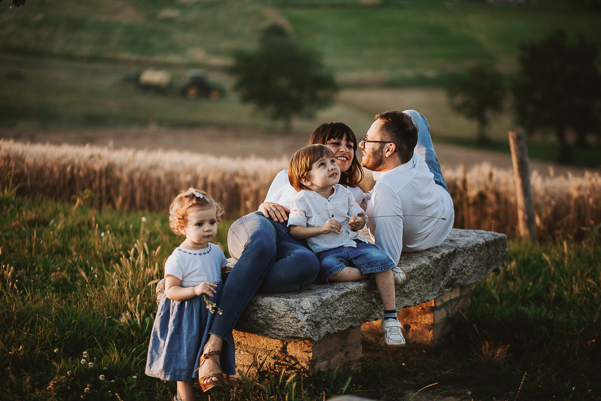 La famiglia si siede su una panchina e si gode la vista mozzafiato del tramonto.