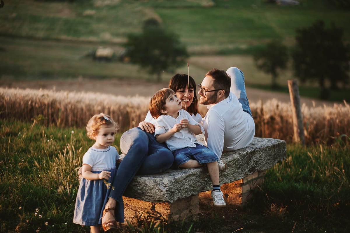 La famiglia si siede su una panchina e si gode la vista mozzafiato del tramonto.