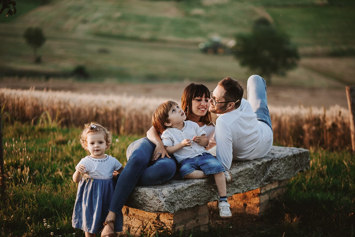 La famiglia si siede su una panchina e si gode la vista mozzafiato del tramonto.