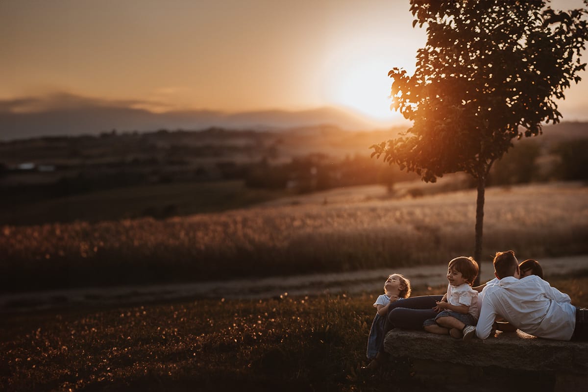 La famiglia si siede su una panchina e si gode la vista mozzafiato del tramonto.
