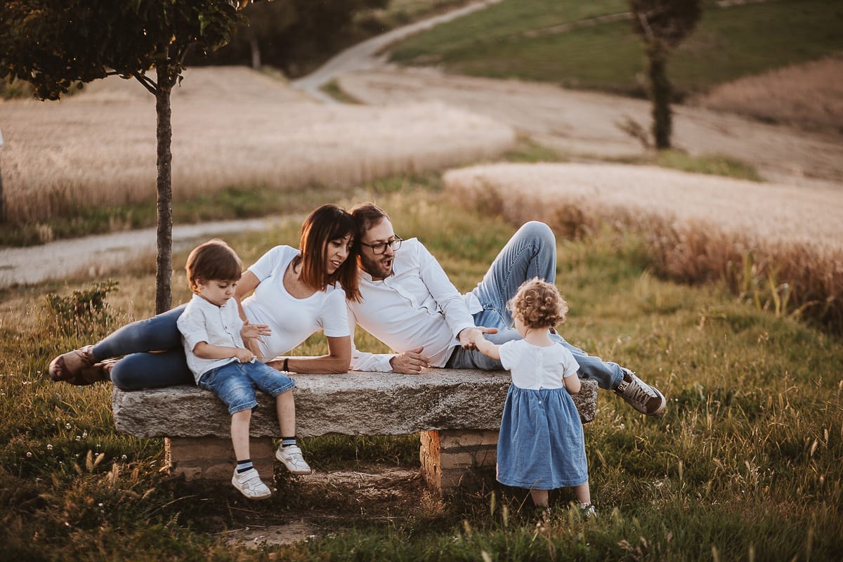 La famiglia si siede su una panchina e si gode la vista mozzafiato del tramonto.