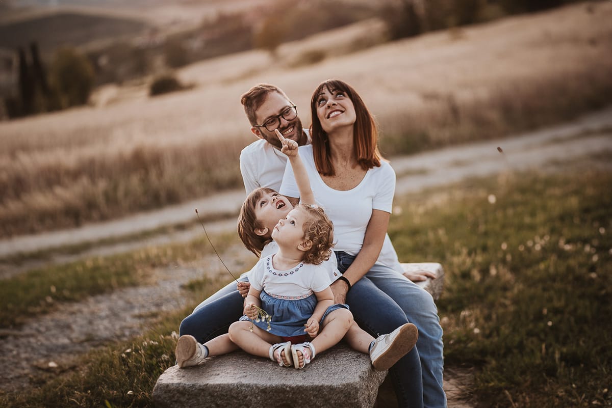 La famiglia si siede su una panchina e si gode la vista mozzafiato del tramonto.