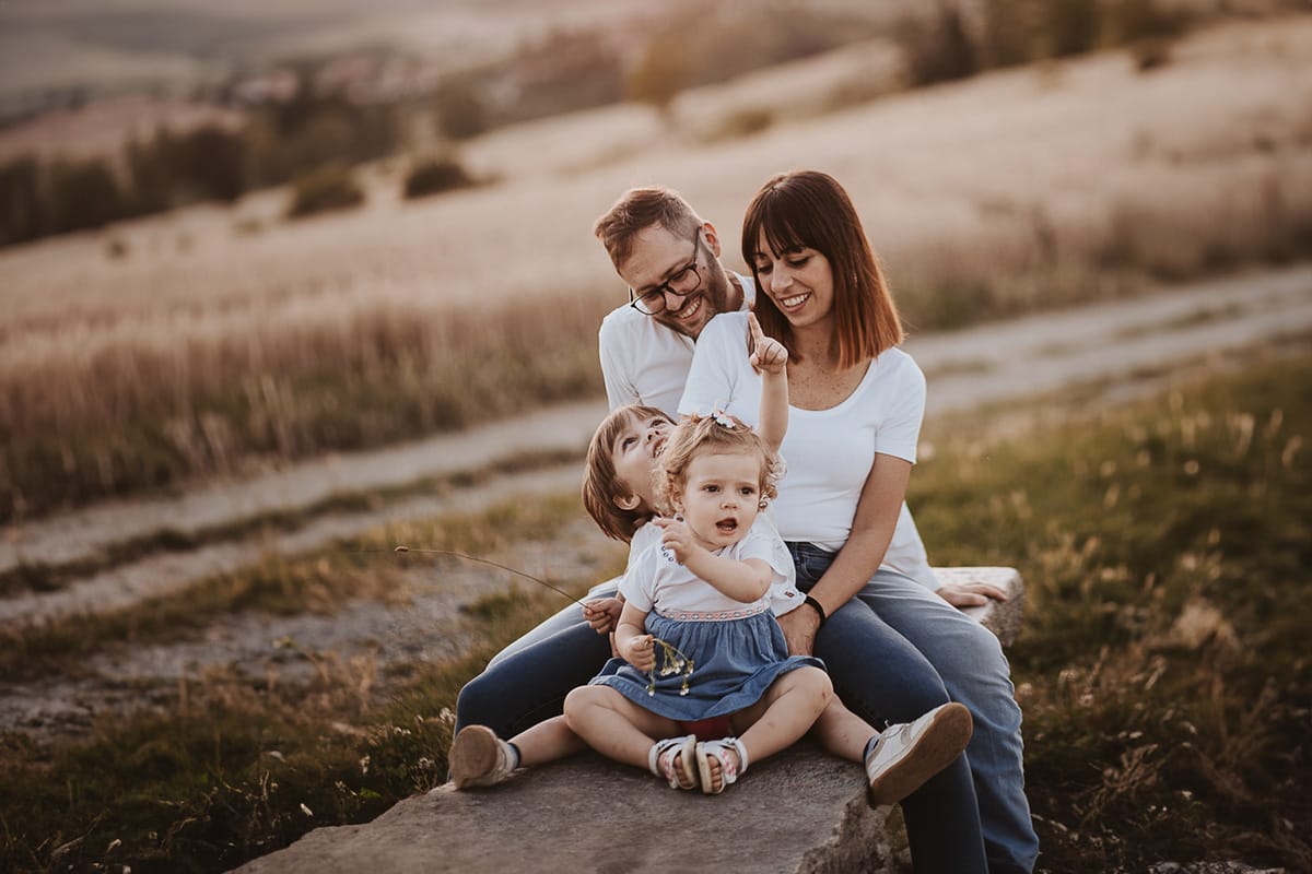La famiglia si siede su una panchina e si gode la vista mozzafiato del tramonto.