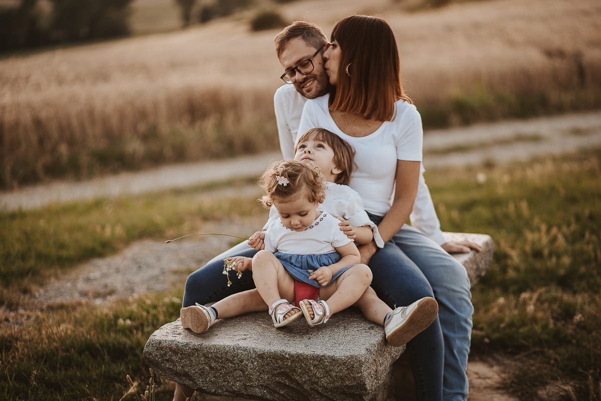 La famiglia si siede su una panchina e si gode la vista mozzafiato del tramonto.