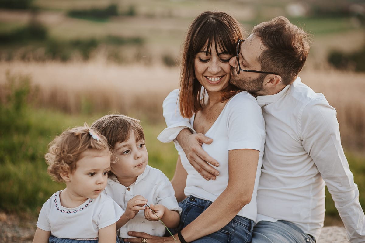 La famiglia si siede su una panchina e si gode la vista mozzafiato del tramonto.