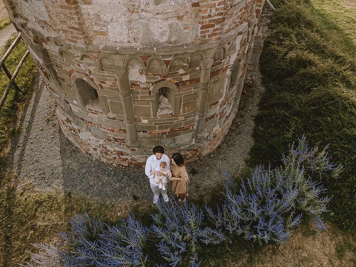 Servizio fotografico di famiglia a Torino: un tramonto dorato a Mombello di Torino. Chiara, Alessandro e il piccolo Leonardo dietro alla chiesa di San Lorenzo.