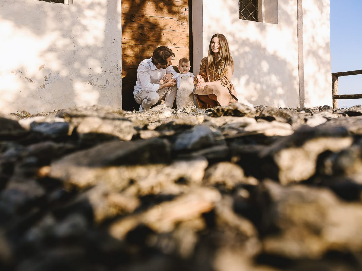 Servizio fotografico di famiglia a Torino: un tramonto dorato a Mombello di Torino. Chiara, Alessandro e il piccolo Leonardo davanti alla chiesa di San Lorenzo.