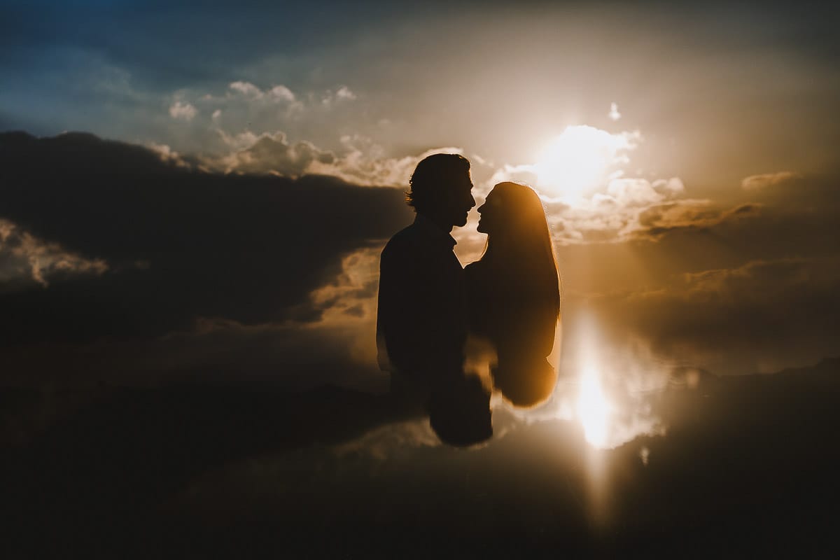 Servizio fotografico di famiglia a Torino: un tramonto dorato a Mombello di Torino. Ritratto controluce silhouette di Chiara e Alessandro