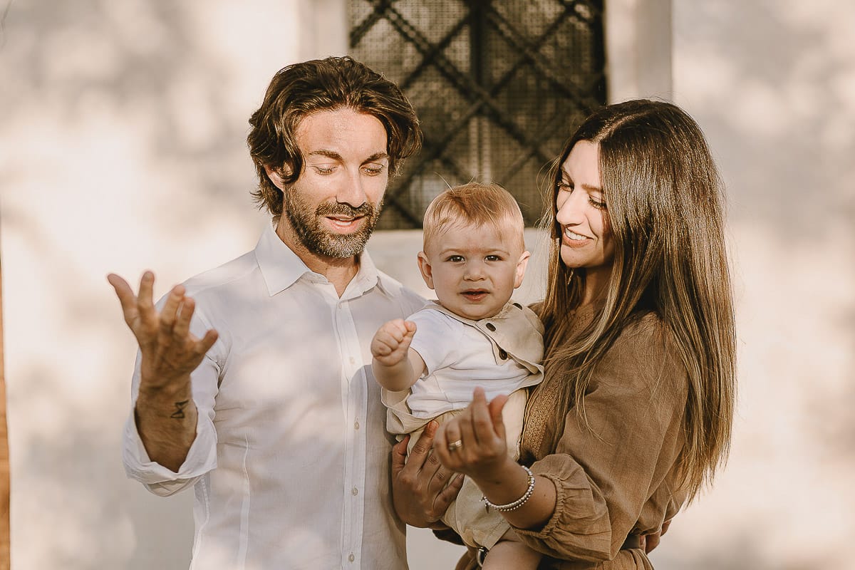 Servizio fotografico di famiglia a Torino: un tramonto dorato a Mombello di Torino. Chiara, Alessandro e il piccolo Leonardo davanti alla chiesa di San Lorenzo.