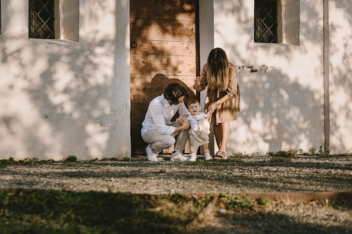Servizio fotografico di famiglia a Torino: un tramonto dorato a Mombello di Torino. Chiara, Alessandro e il piccolo Leonardo davanti alla chiesa di San Lorenzo.
