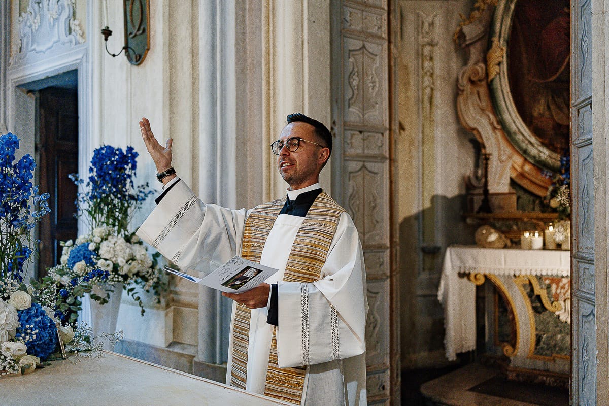 Matrimonio da favola al castello Canalis. Cerimonia. Giovane sacerdote.